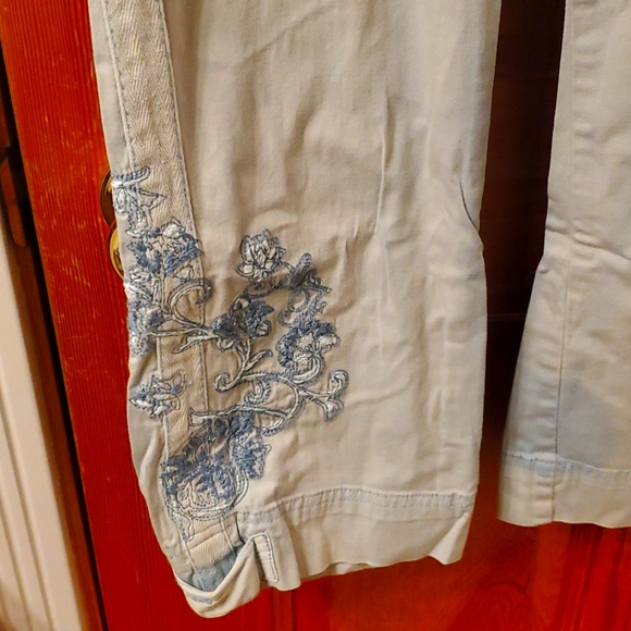 Cute Dex brand embroidered capris, - Picture 2 of 4